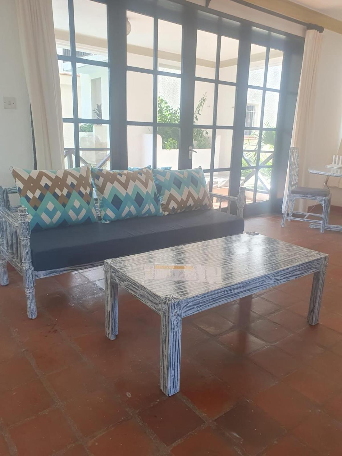 Wayside Beach Apartments Diani Beach Exterior foto